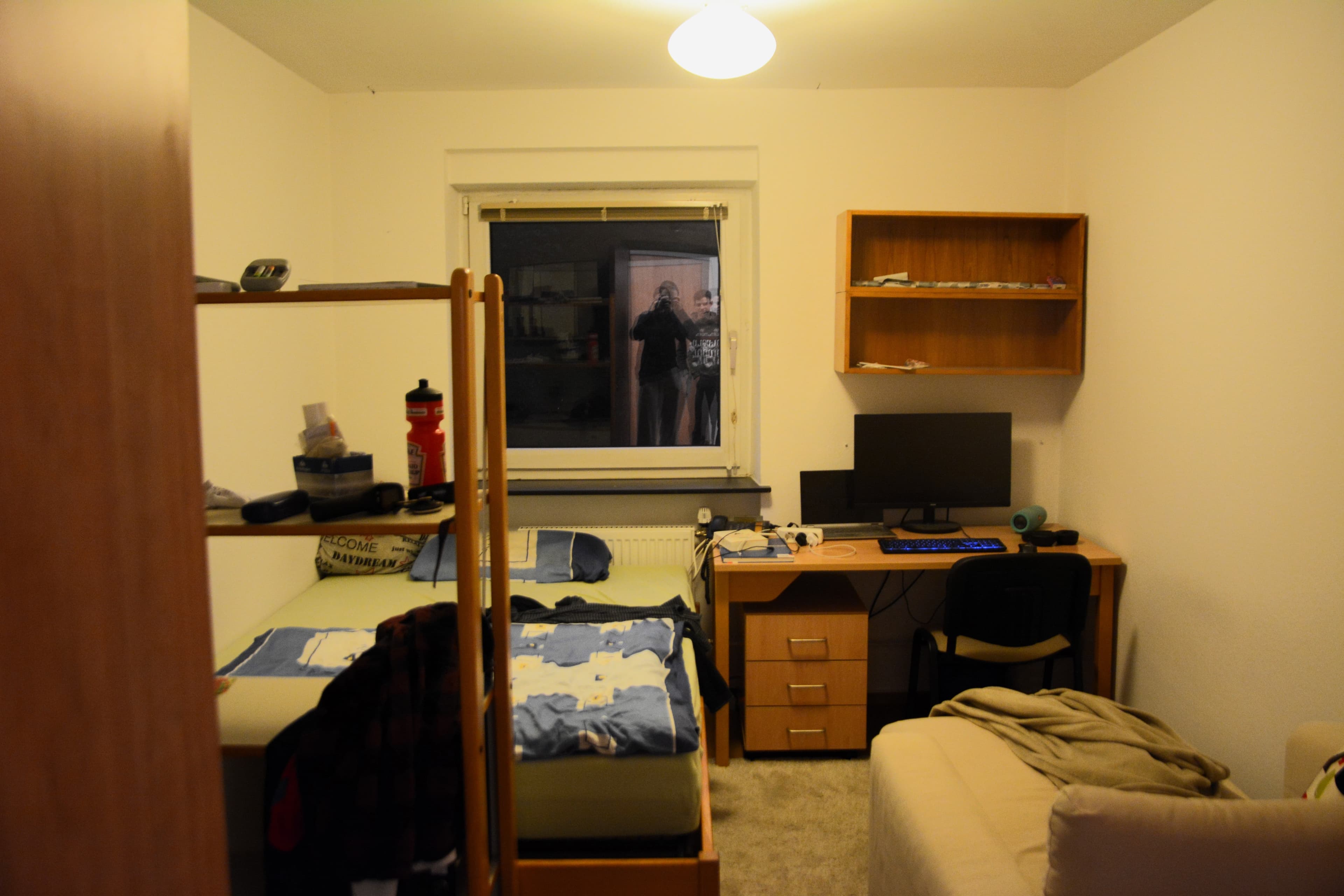 Ein eingerichtetes 12qm Zimmer