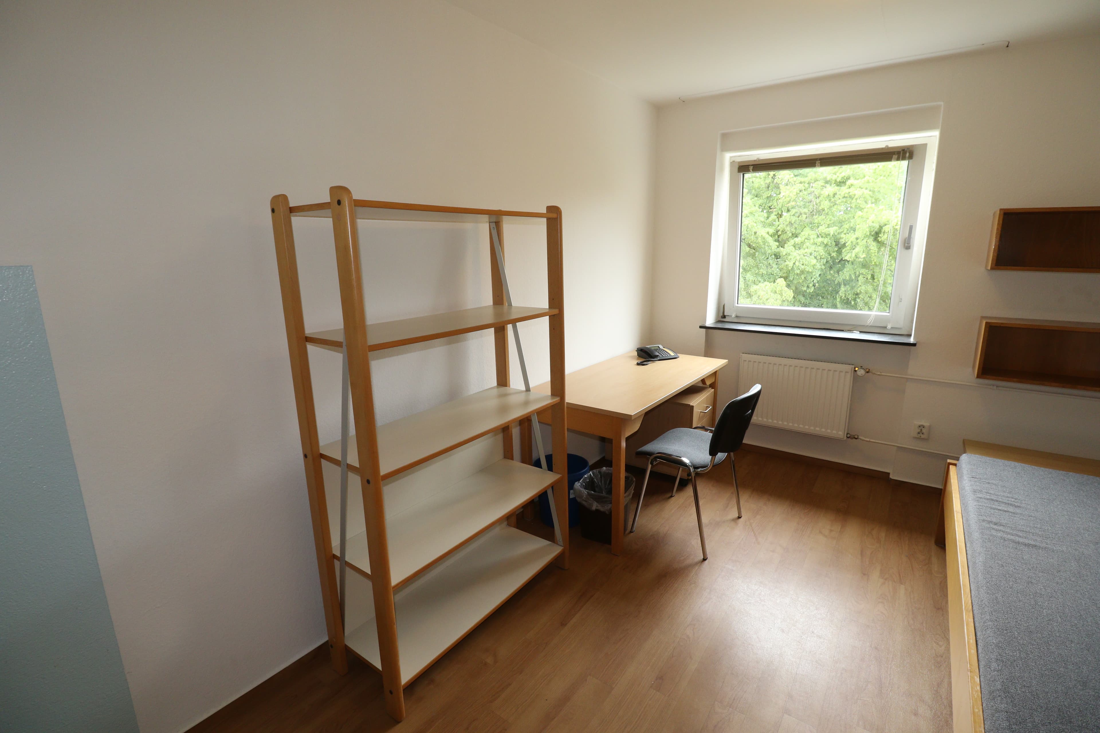 Ein leeres voll ausgestattetes Zimmer