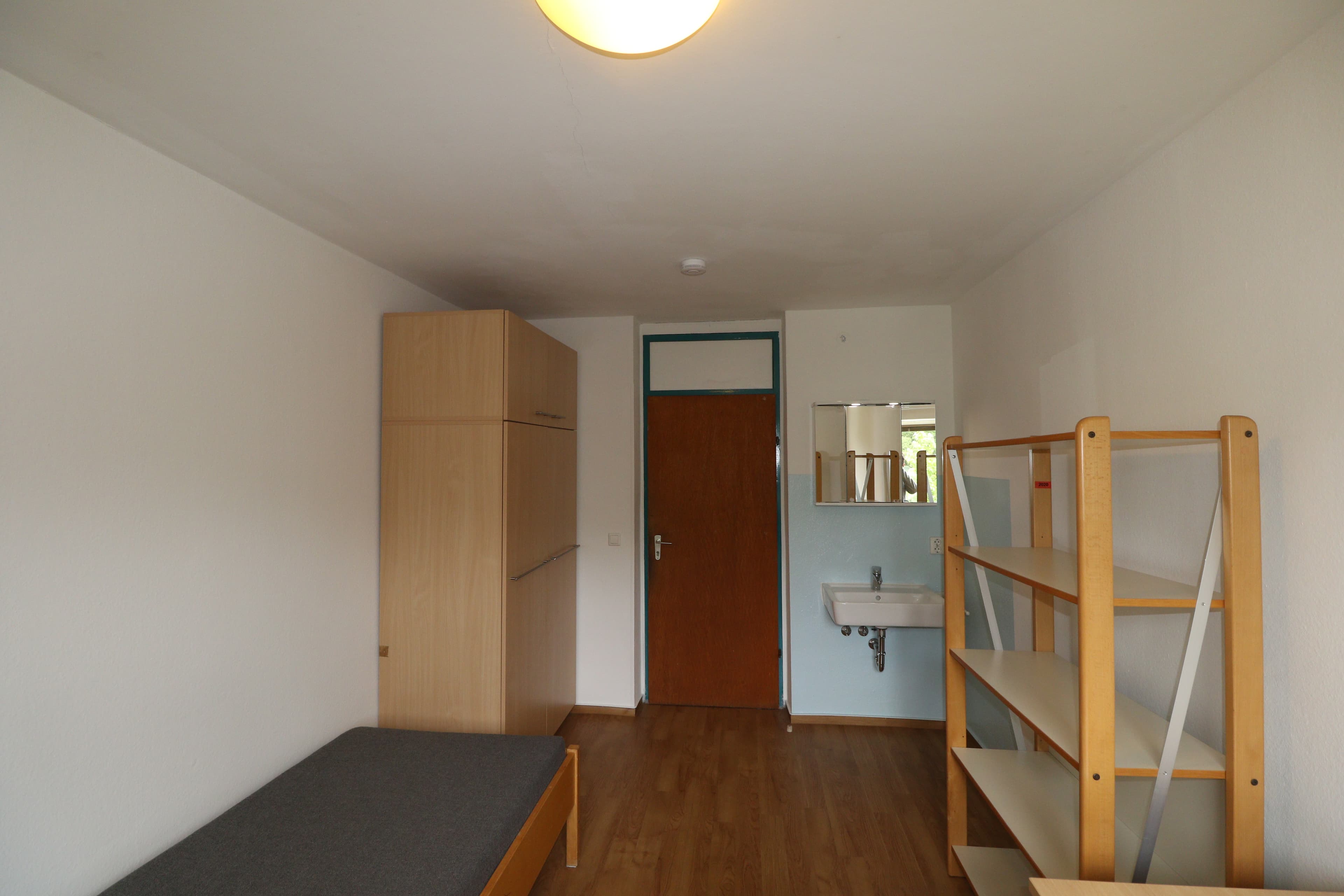 Ein leeres voll ausgestattetes Zimmer