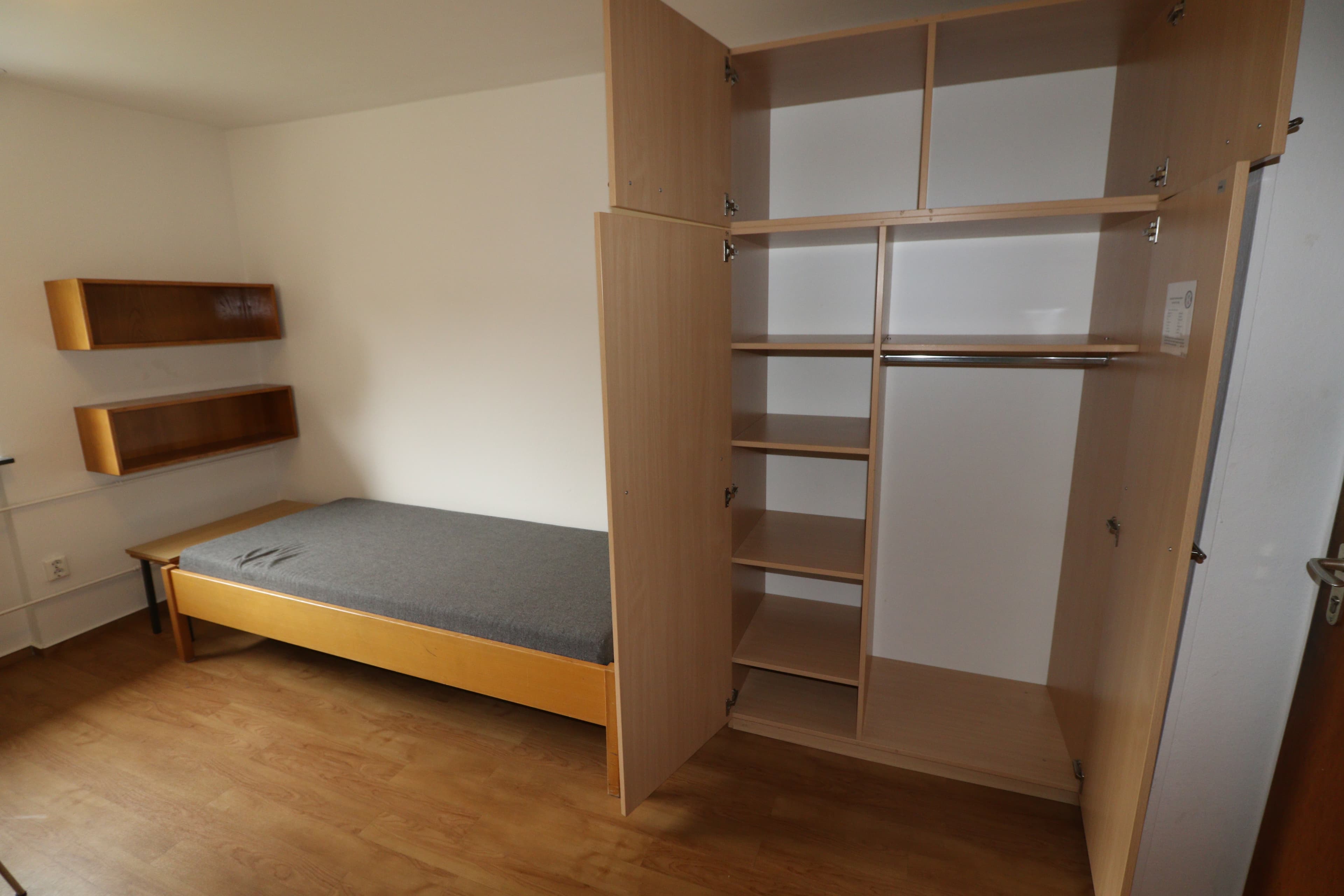 Ein leerer Schrank eines voll ausgestatteten Zimmers