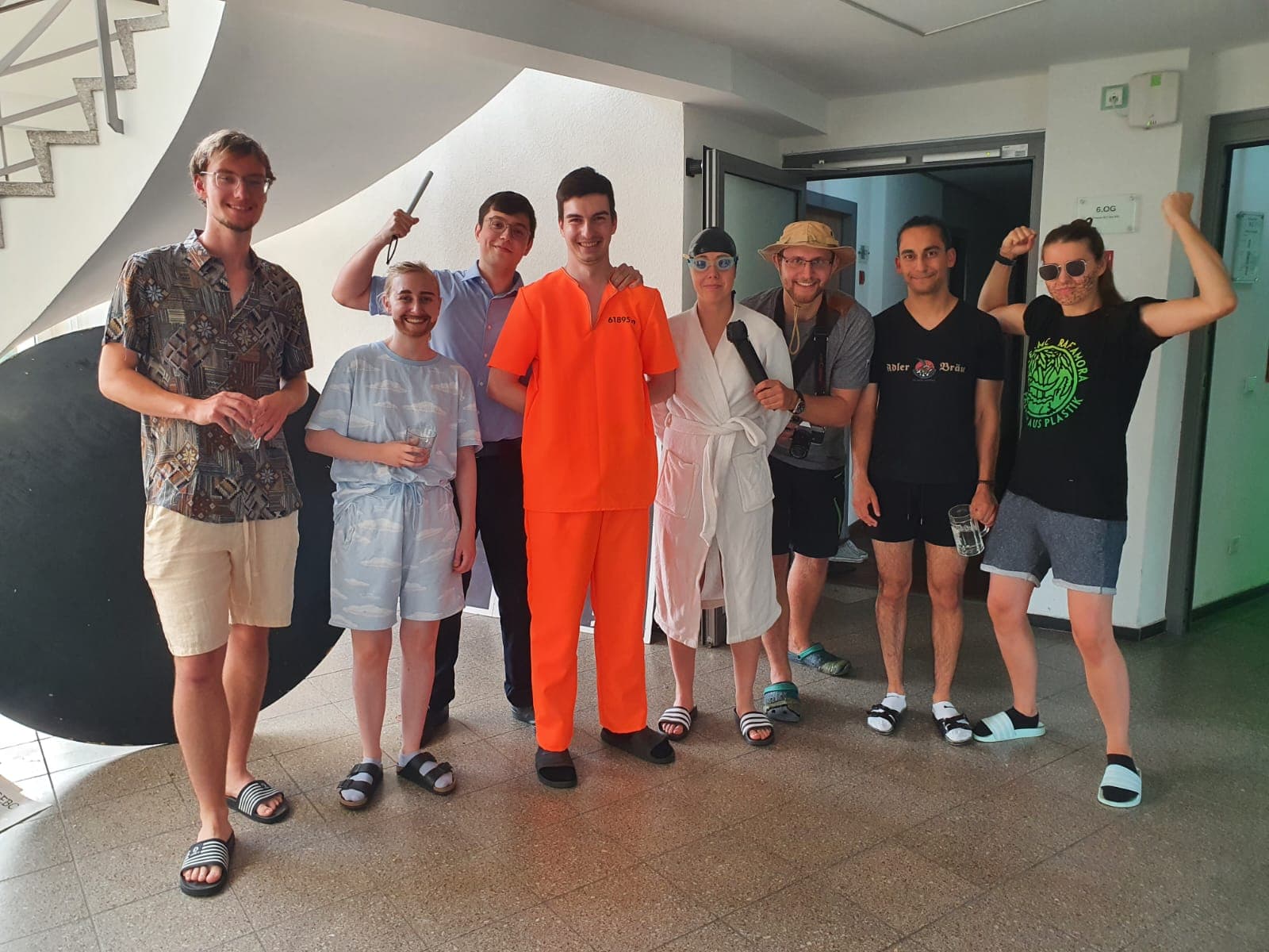 Verkleidungen von Bewohnern bei der Anfangsbuchstaben Tour de HEK. Verkleidete Menschen stehen nebeneinander in einem Treppenhaus