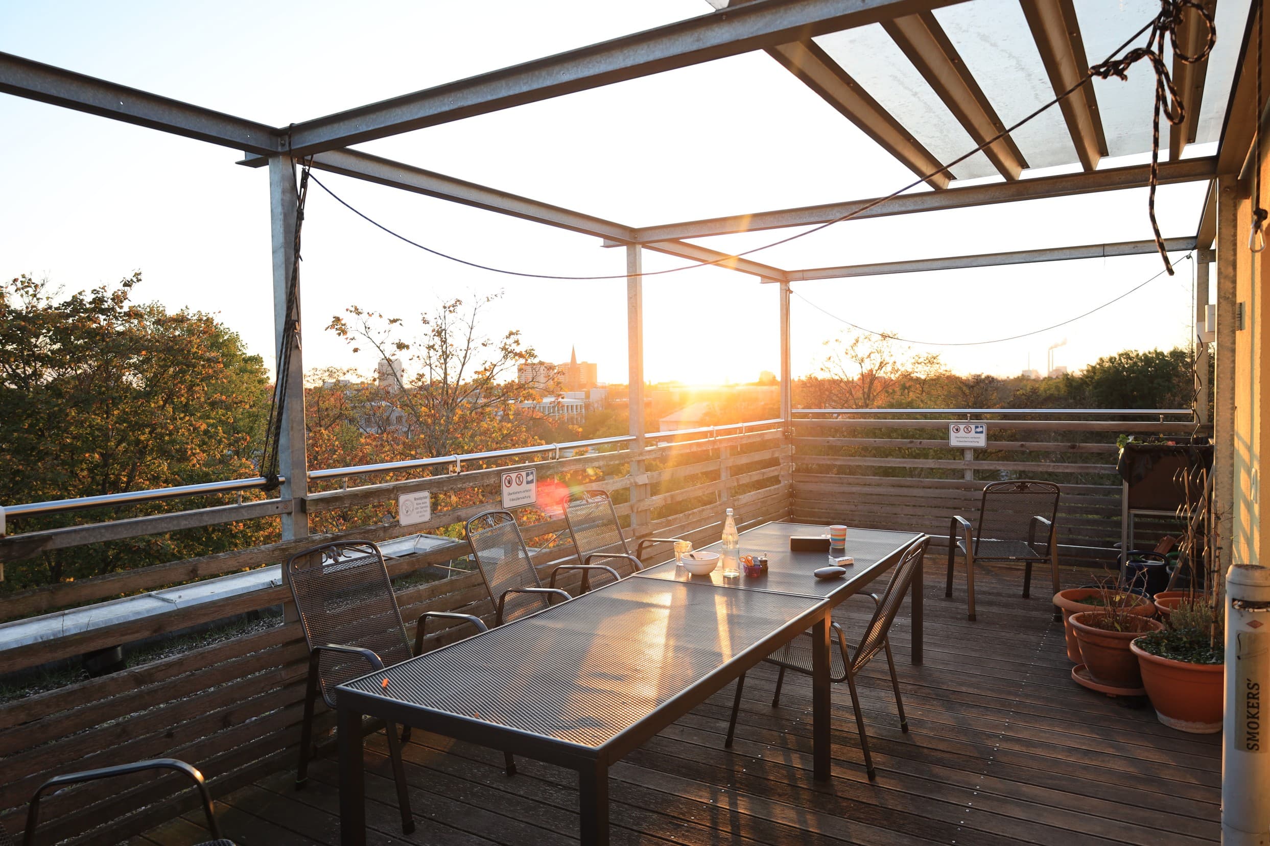 Die Terrasse an einem späten Sommernachmittag. Eine Dachterrasse mit Ausblick bei Gegenlicht