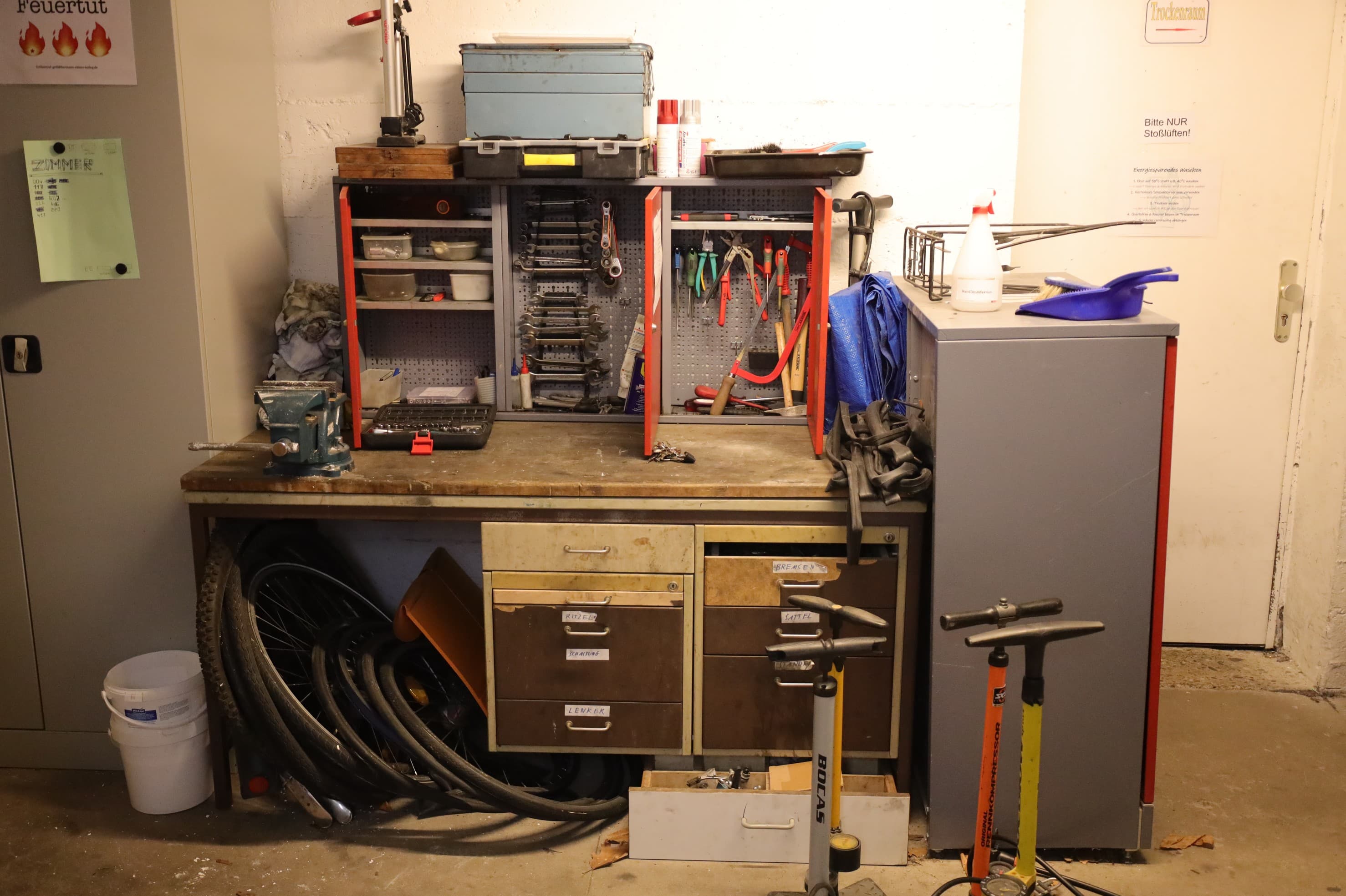 In der Fahrradwerkstatt kann man sein Fahrrad oder anderes Rad reparieren. Fahrradwerkstatt mit einigen Schränken, Werkzeugen und Fahrradpumpen